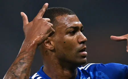 Grêmio tem avanço em negociação com Walace, com aval de Luís Castro, e aguarda resposta do Cruzeiro