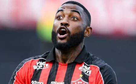 Impasse financeiro pode impedir saída de Ramon do Vitória; Botafogo acompanha situação