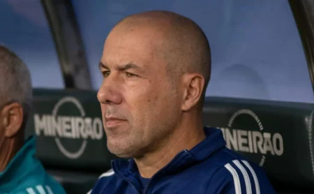 Jardim não garante permanência no Cruzeiro em 2026, acendendo alerta para torcida