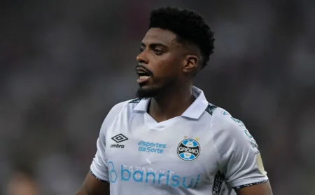 Jemerson tem rescisão amigável encaminhada com o Grêmio e deixa os planos de Luís Castro