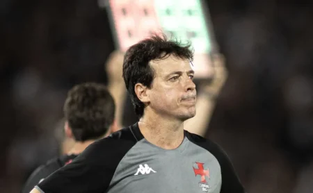 Joel Santana critica decisão de Fernando Diniz em Vasco x Corinthians: “Não se mexe no craque”