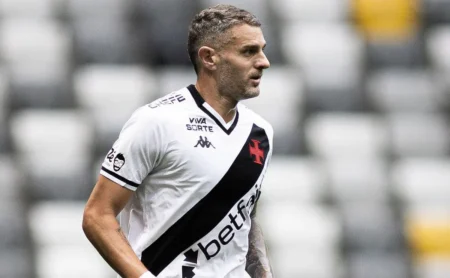 Joel Santana critica duramente Vegetti e exige sua saída do Vasco: Não tem mais direito à camisa Joel Santana critica duramente Vegetti e exige sua saída do Vasco: "Não tem mais direito à camisa"