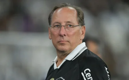 John Textor comanda a procura por novo treinador após a saída de Davide Ancelotti do Botafogo John Textor comanda a procura por novo treinador após a saída de Davide Ancelotti do Botafogo