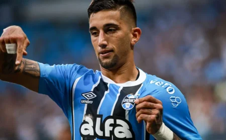 Kike Olivera demonstra irritação com o Grêmio após transferência não concretizada e deixa de seguir o clube.