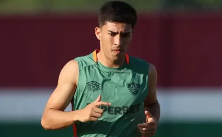 Lezcano treina nas férias com vestimenta do Fluminense, apesar de rumores de saída