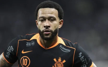 Liverpool oferece R$ 2,8 milhões por mês para contratar Memphis Depay do Corinthians