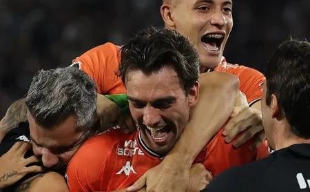 Léo Jardim defende pênaltis, Vasco elimina o Fluminense e avança à final da Copa do Brasil