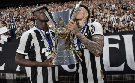 Luiz Henrique, ídolo do Botafogo, declara torcida pelo Fluminense em homenagem ao pai. Luiz Henrique, ídolo do Botafogo, declara torcida pelo Fluminense em homenagem ao pai.