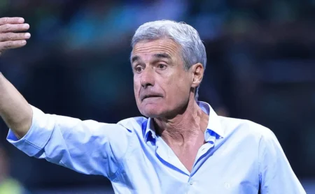 Luís Castro aponta problema grave no Grêmio e solicita reforços à diretoria