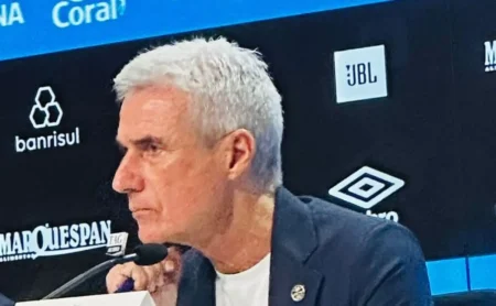 Luís Castro apresenta suas ideias no Grêmio e busca time equilibrado para vencer.