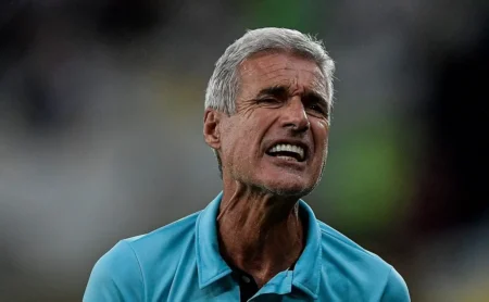 Luís Castro aprova elenco do Grêmio e planeja reforços pontuais para 2026