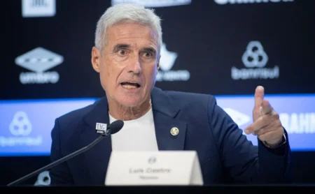 Luís Castro solicita a contratação de Viery, mas Grêmio impede negócio de R$ 6 milhões pelo zagueiro