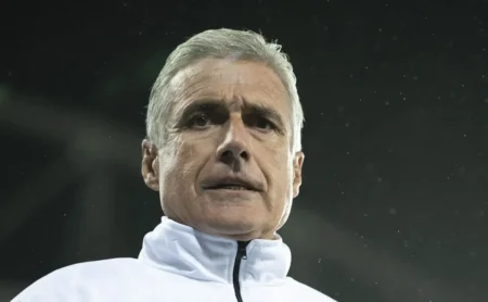 Luís Castro: Grêmio encaminha contratação para 2026 e salário divide torcida