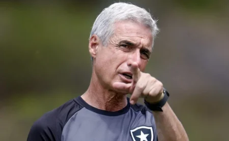 Luís Castro encanta o Grêmio com plano ousado para integrar base e profissional