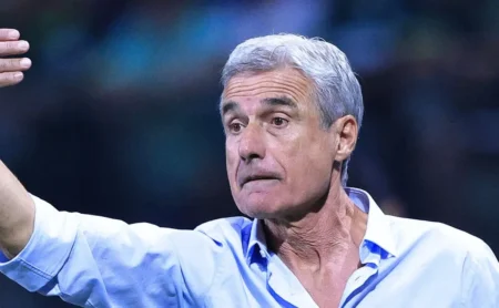 Luís Castro solicita e Grêmio faz oferta milionária por Raphael Veiga; Palmeiras não libera