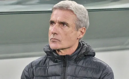 Luís Castro define perfil de reforço e Grêmio avança nos bastidores