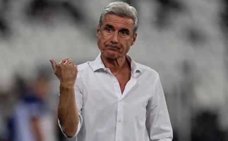 Luís Castro: aproveitamento no Grêmio supera o de Mano Menezes, mas fica abaixo do de Quinteros