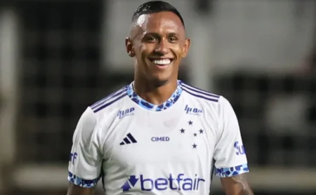 Marquinhos, em recuperação de lesão, mantém o foco no Cruzeiro e almeja o título. Marquinhos, em recuperação de lesão, mantém o foco no Cruzeiro e almeja o título.