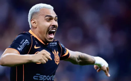 Matheuzinho ironiza o Palmeiras após temporada vitoriosa do Corinthians: “Se superou” Matheuzinho ironiza o Palmeiras após temporada vitoriosa do Corinthians: “Se superou”