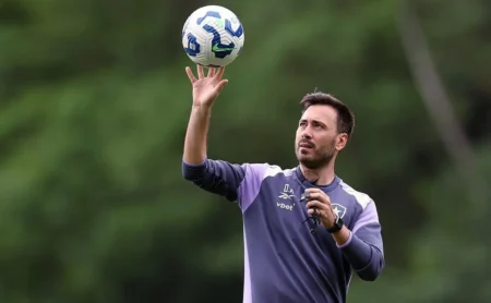 Médico do Botafogo se manifesta sobre polêmica no preparo físico: “Não deve haver caça às bruxas” Médico do Botafogo se manifesta sobre polêmica no preparo físico: “Não deve haver caça às bruxas”