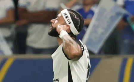 Memphis balança as redes pelo Corinthians e expõe falha tática de Dorival Jr. em Leonardo Jardim no primeiro tempo Memphis balança as redes pelo Corinthians e expõe falha tática de Dorival Jr. em Leonardo Jardim no primeiro tempo