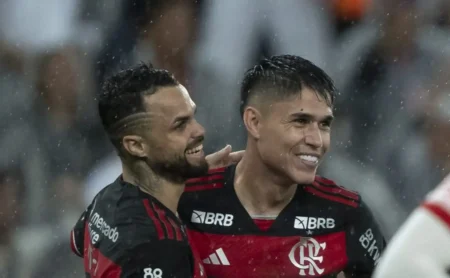 Michael busca deixar o Flamengo e o Oriente Médio se destaca como possível destino devido aos altos salários.