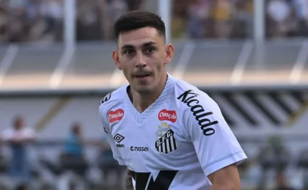 Mudança tática e ascensão de Souza explicam queda de rendimento de Escobar no Santos