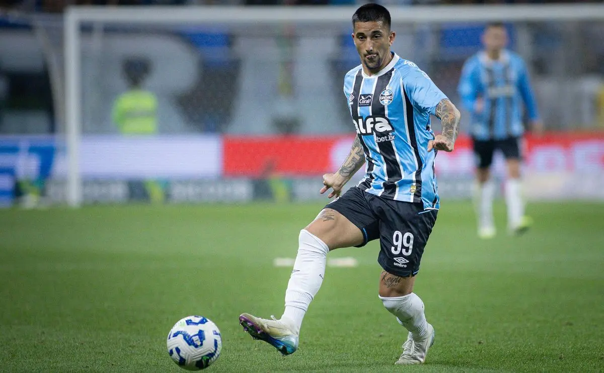 Nacional-URU Confirma Interesse em Kike Olivera, do Grêmio Nacional-URU Confirma Interesse em Kike Olivera, do Grêmio