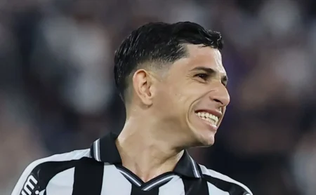 Neto revela interesse do Corinthians em Savarino e acompanhamento de meia do Botafogo