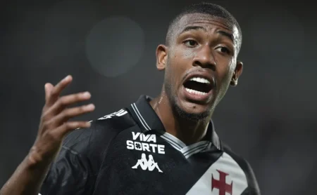 Newcastle muda estratégia e busca alternativa para contratar Rayan do Vasco