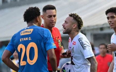 Neymar discute brevemente com Ryan Guilherme após vitória do Santos sobre Cruzeiro