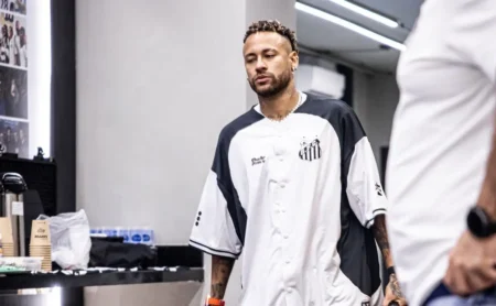 Neymar se opera no joelho e Santos apressa renovação em ação decisiva