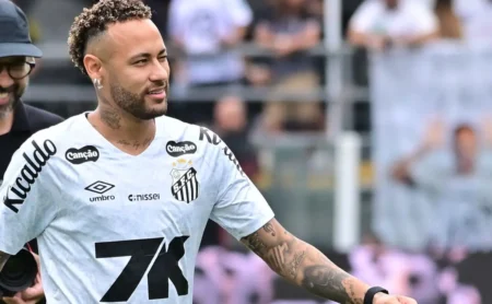 Neymar se submete à cirurgia e fica fora do início do Paulistão e do Brasileirão pelo Santos