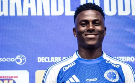 Néiser Villarreal recebe primeira orientação de Tite e será observado no Cruzeiro