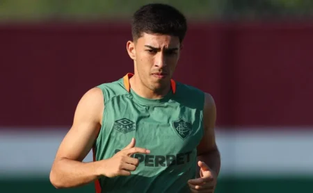 Pai de Lezcano afasta volta ao Paraguai e explica situação do meio-campista no Fluminense
