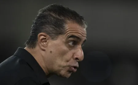 Paiva revela bastidores com Textor e alfineta dono do Botafogo ao relembrar vitória sobre o PSG Paiva revela bastidores com Textor e alfineta dono do Botafogo ao relembrar vitória sobre o PSG