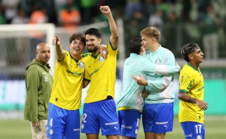 Palmeiras analisa o mercado, mas mantém Giay no clube por ora Palmeiras analisa o mercado, mas mantém Giay no clube por ora