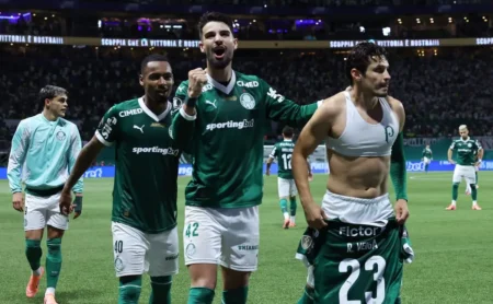 Palmeiras revoluciona planos e avalia venda de Raphael Veiga por oferta vantajosa