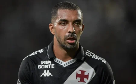 Paulo Henrique tem atuação discreta no 1º tempo de Corinthians x Vasco e incomoda a torcida: “Despencou”