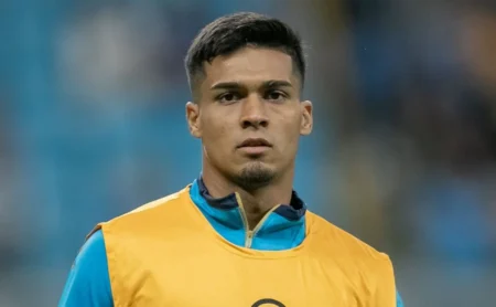 Peñarol planeja reforçar com Arezo e avalia venda de jogador para viabilizar a contratação do uruguaio