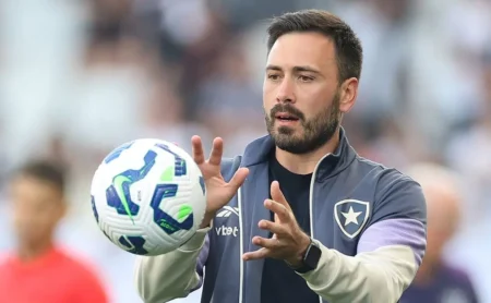 Posição de centroavante do Botafogo é alerta crucial para jornalista.