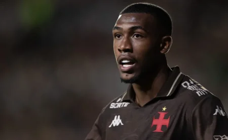 Rayan fala sobre seu futuro no Vasco e indica acordo para 2026. Rayan fala sobre seu futuro no Vasco e indica acordo para 2026.