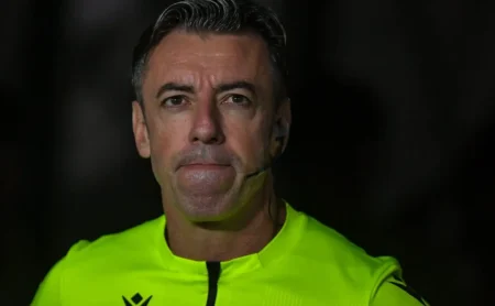 Árbitro Raphael Claus gera revolta na torcida do Vasco com decisão que coloca em risco a semifinal contra o Fluminense