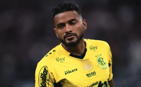 Reinaldo, alvo do Santos, descarta saída do Mirassol em 2026: “Prezo pela minha palavra”