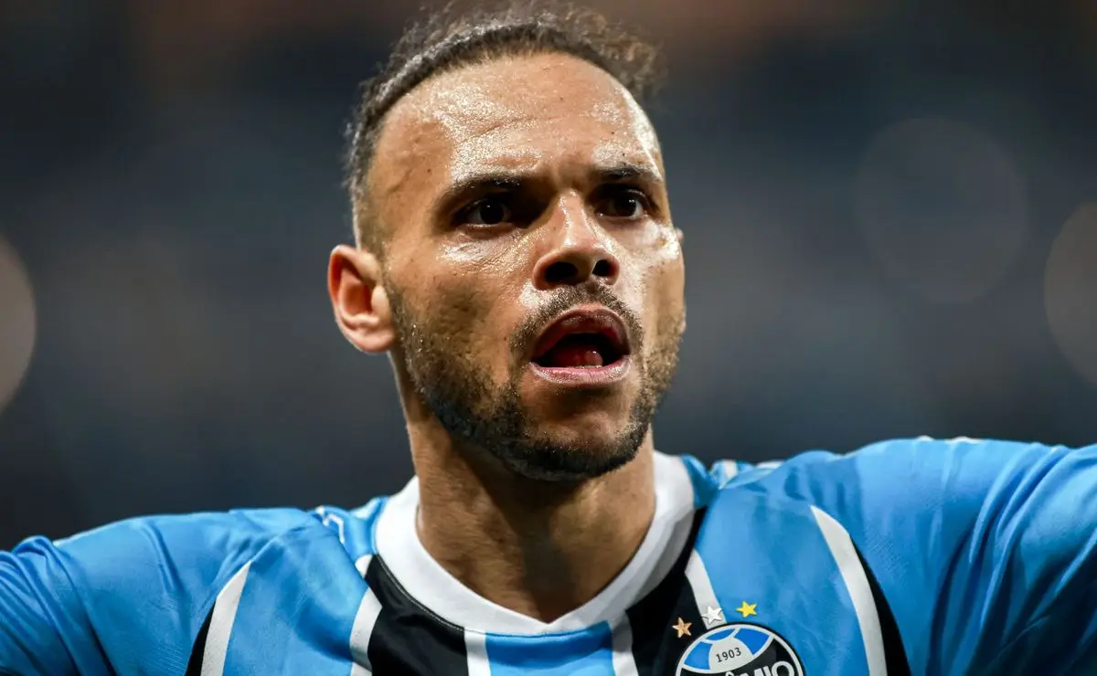 Rescisão de Braithwaite com o Grêmio pode ocorrer devido a dívida de R$ 7 milhões Rescisão de Braithwaite com o Grêmio pode ocorrer devido a dívida de R$ 7 milhões