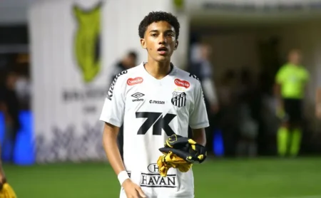 Robinho Jr. tem futuro assegurado no Santos após temporada de destaque Robinho Jr. tem futuro assegurado no Santos após temporada de destaque