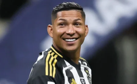 Rony superou Tiquinho Soares em gols e assistências na temporada 2025, apesar de especulações no Santos. Rony superou Tiquinho Soares em gols e assistências na temporada 2025, apesar de especulações no Santos.