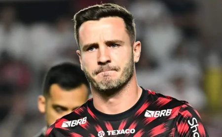 Saúl lamenta após perder pênalti contra o Paris Saint-Germain: “Estou muito mal” Saúl lamenta após perder pênalti contra o Paris Saint-Germain: “Estou muito mal”