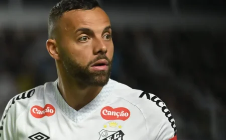 Santos define substituto para Guilherme e busca a contratação de Sebastián Villa, mas enfrenta impasse Santos define substituto para Guilherme e busca a contratação de Sebastián Villa, mas enfrenta impasse