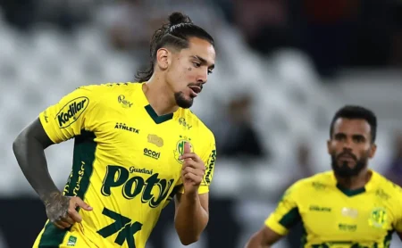 Santos mira reforço no ataque e negocia com Chico da Costa; Cerro exige compensação financeira Santos mira reforço no ataque e negocia com Chico da Costa; Cerro exige compensação financeira